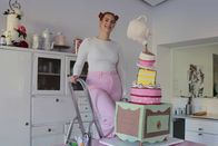 Süße Revoluzzer – Portrait dert Patissier Marie Theres Prein mit fertiger Torte während Servus TV's Junge Wilde Patisierie Dreh, im "Mimi's Graz" am 21.2.2023 in Graz, Steiermark, Österreich