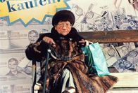 Alltagsgeschichte – An einer Haltestelle in Wien-Brigittenau erinnert sich Frau Maria an schöne Jugendjahre.
