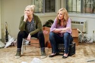Mom – Tammy (Kristen Johnston, l.); Bonnie (Allison Janney, r.)