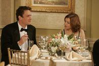 How I Met Your Mother – Marshall (Jason Segel, l.) und Lily (Alyson Hannigan, r.) genießen die Hochzeit, wobei er vor allem mit dem Kuchenbuffet seine Freude hat ...