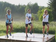 Tele-Gym – Dynamische Übungen unter freiem Himmel am Tele-Gym-Set in der Nähe des Starnberger Sees.