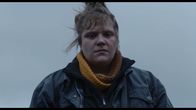Kalb – Stefanie Reinsperger spielt die eigensinnige Franziska, die sich in ihrem Unabhängigkeitsbestreben immer mehr von ihren Eltern entfernt.