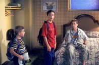 Malcolm mittendrin – Dewey (Erik Per Sullivan, l.), Malcolm (Frankie Muniz, M.) und Reese (Justin Berfield, r.) begutachten ihr Hotelzimmer ...
