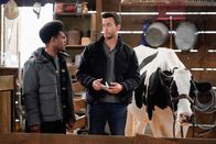 Call Me Kat – Randi (Kyla Pratt, l.); Max (Cheyenne Jackson, r.)