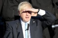 Wer ist Boris Johnson? – Der britische Premierminister Boris Johnson spricht am 5. September 2019 bei einem Besuch in West Yorkshire, Großbritannien, mit Polizeibeamten.