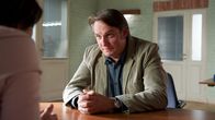 SOKO Wismar – Die Ermittlungen ergeben ein mögliches Mordmotiv. Anscheinend hat Frank Stargard (Michael Hase, r.) vielen Leuten zu Solar-Fonds geraten und ihr Geld in den Sand gesetzt - darunter auch das von Jörn Dierksen. Katrin Börensen (Claudia Schmutzler, l.) ermittelt.