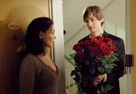 Die Stein – hr-fernsehen DIE STEIN (10), Zwischen Baum und Borke, 26-teilige Fernsehserie, Deutschland 2008, Regie: Franziska Meyer-Price Uhr. Aeneas (Lucas Confurius, r.) macht seiner Lehrerin Katja Stein (Julia Stemberger, l.) eine Liebeserklärung.