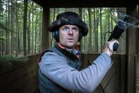 Nachtschicht – Eugen Polanski (Philipp Hochmair) hört statt der Vögel im Wald etwas ganz Anderes – einen Mord.