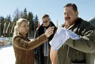 Die Rosenheim-Cops – Anka Ritter (Lucia Gailova) scheint erschrocken, als Korbinian Hofer (Josef Hannesschläger, re.) und sein Kollege Satori (Markus Böker) eine Münze gefunden haben, auf der sich Fingerabdrücke des Täters befinden könnten.