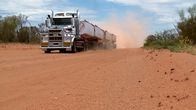 World's most Extreme – Die durch die Wüste durchgehende Tanami-Road ist für die meisten Fahrer eine echte Herausforderung. Es gibt kaum Möglichkeiten zum Halten und durch die Wüstenstürme kann es zu extremen Unglücken auf der Straße kommen.