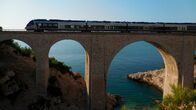 3satThementag: Zug um Zug: Mit dem Zug ... – Viadukt vor dem Dörfchen Niolon. Darunter führt einer der schönsten Wanderwege an der Cote Bleue hindurch, überhaupt bietet sich die Bahn für Wanderer hervorragend an.