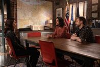 Navy CIS: New Orleans – (v.l.n.r.) Rosa Ortiz (Michelle Bonilla); Special Agent Hannah Khoury (Necar Zadegan); Special Agent Quentin Carter (Charles Michael Davis)