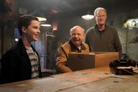 Young Sheldon – (v.l.n.r.) Sheldon Cooper (Iain Armitage); Dr. John Sturgis (Wallace Shawn); Dr. Linkletter (Ed Begley jr.)
