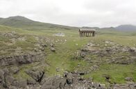 Schottlands Rùm-Insel: Zeit für neue Legenden – In Harris auf der Insel Rum, in direkter Nähe zum Mausoleum von John Bullogh (re.), befindet sich das alte „Bunkhouse“ (li.). Die Bewohnerinnen und Bewohner des Dorfes wollen es wieder zum Leben erwecken.