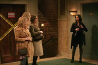 The Big Bang Theory – Priya (Aarti Mann, r.) wird erstmals damit konfrontiert, dass Leonard in die Online-Welt abtaucht und für sie nicht mehr ansprechbar ist, was Penny (Kaley Cuoco, 2.v.l.), Amy (Mayim Bialik, 2.v.r.) und Bernadette (Melissa Rauch, l.) etwas freut ...