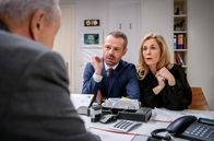 Sturm der Liebe – Zu Yvonnes (Tanja Lanäus, r.) und Eriks (Sven Waasner, M.) Überraschung ernennt Werner (Dirk Galuba, l.) Erik zum neuen Restaurantleiter.