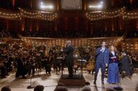 Festtag bei Jacques Offenbach – Patricia Petibon (re.), Cyrille Dubois (2.v.r) und das Orchestre National de France laden unter der Leitung von Enrique Mazzola (Mi.) zu einem Festabend ein, der dem Werk des bedeutenden Komponisten Jacques Offenbach gewidmet ist.