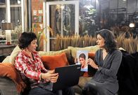 Rote Rosen – ARD ROTE ROSEN FOLGE 1183 Uhr im ERSTEN. Anne (Caroline Kiesewetter, r.) hat das Foto von Merles (Anja Franke, l.) Chatpartner auf einer Uhrenwerbung wiedererkannt.