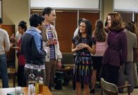 The Big Bang Theory – Raj (Kunal Nayyar, l.) bequatscht Sheldon (Jim Parsons, 2.v.l.), mit ihm auszugehen, um eine Frau kennenzulernen. Doch ob sich die hübschen und intelligenten Mädchen Abby (Danica McKellar, 2.v.r.) und Martha (Jen Drohan, r.) auf die beiden einlassen?
