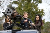 MacGyver – (v.l.n.r.) Scarlett (Amber Skye Noyes); Angus MacGyver (Lucas Till); Riley Davis (Tristin Mays)