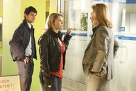 Danni Lowinski – Da Danni (Annette Frier, r.) nicht aufgeben will, versucht sie bei der Verwaltungschefin Frau Bose (Alexandra von Schwerin, M.) alles, um ihren Platz im Einkaufszentrum behalten zu dürfen. Manni (Christian Furrer, l.) sieht gespannt zu.