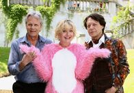 Bleib bei mir – Die quirlige Rosa (Saskia Vester) bringt neuen Schwung ins Leben von Schlagerstar Harry (Helmut Berger, rechts) und seines Nachbarn Nicolaus (Peter Sattmann).