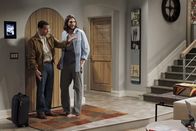 Two and a Half Men – Als Alan (Jon Cryer, l.) aus der Nervenklinik entlassen wird, hat Walden (Ashton Kutcher, r.) eine ganz besondere Überraschung für ihn ...