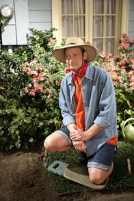 Two and a Half Men – Angeblich behauptet Judith, noch nie so einen guten Lover gehabt zu haben wie Herb (Ryan Stiles) ...