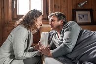 Der Bergdoktor – Morgendlicher Überraschungsbesuch: Rike (Regula Grauwiller, l.) weckt Martin (Hans Sigl, r.).