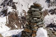 Todesfalle Haute Route - Rekonstruktion eines Dramas – Nur 550 Meter von der rettenden Hütte entfernt, bei den Steinmännchen, die den Weg markieren, sterben sieben Menschen im Sturm.