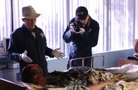 Navy CIS – Im Navy-Krankenhaus stirbt ein Commander auf spektakuläre Weise, er explodiert von innen heraus. Ducky (David McCallum, l.) und Jimmy (Brian Dietzen, r.) untersuchen den Tatort ...