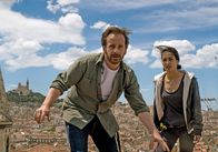 Spurlos in Marseille – Familienvater Bruno Bassmann (Fabian Busch) sucht mit Hilfe von Taxifahrerin Aliya (Sabrina Amali) nach seiner Frau.