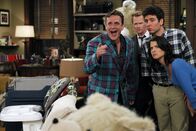 How I Met Your Mother – Ted (Josh Radnor, 2.v.r.), Barney (Neil Patrick Harris, 2.v.l.) und Robin (Cobie Smulders, r.) müssen sich einem Test unterziehen, damit Lily und Marshall (Jason Segel, l.) sehen, wer am besten als Pate für Marvin geeignet ist ...
