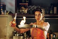 Edel & Starck – Sandra (Rebecca Immanuel) übt Kochen.