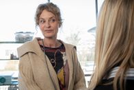 Der Alte – Der Leiterin des Pflegedienstes Sabine Doheim (Franziska Schlattner) geht das Wohl ihrer Klienten über alles.