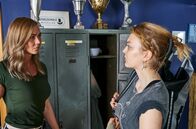 WaPo Bodensee – Die Segelschulchefin Franziska Grünwald (Rilana Nitsch, r.) fragt Nicole Meinert (Charlotte Krause, l.), was gestern beim Segelausflug auf dem Gnadensee passiert ist?. Denn seitdem wird die junge Seglerin Lea Klein vermisst.
