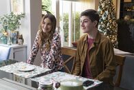 Speechless – L-R: Taylor (Sedona James) und Ray DiMeo (Mason Cook)