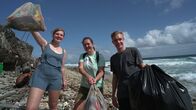 Terra Xpress – Die andere Seite der Karibik. Regelmäßig säubert die Organisation "Sea Turtle Conservation Curacao" zusammen mit Freiwilligen die Strände und hält nach verletzten Meeresschildkröten Ausschau. Die Leiterin der Organisation, Sabine Berendse (M.), bekommt Hilfe von den beiden jungen Deutschen Lara (l.) und Moritz (r.).