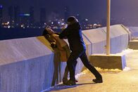 The Strain – Wird es Eph (Corey Stoll, r.) gelingen, seinen Sohn zu retten, Kelly (Natalie Brown, l.) aus dem Weg zu räumen und das Occido Lumen vor dem Meister zu schützen?