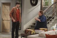 Two and a Half Men – Berta (Conchata Ferrell, r.) hat immer einen guten Rat für Walden (Ashton Kutcher, l.) bereit ...