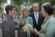 Nägel mit Köppen – Inmitten der Festtagsgesellschaft (unbekannte Kleindarsteller) gratulieren Sohn Mikis (Oliver K. Wnuk, l.) und Freundin Stefanie (Elena Uhlig, r.) dem frisch verheirateten Ehepaar Petra (Ulrike Kriener, 2. v. l.) und Hans-Uwe (Peter Heinrich Brix, 2. v. r.).