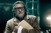 Bad Director – Das von seinen Hauptdarstellern gespielte Liebespaar ist Gregor Samsa (Oliver Masucci) zuwider.