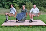 Tele-Gym – Von links: Peter Reichert, Mia Schmidt und Heinz Gruczek zeigen Übungen auf dem Stuhl.
