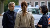Kommissar van der Valk – Angespannte Stimmung: Van der Valk (Marc Warren, li.), Kalie Tenkers (Kim Riedle, re.) und Lucienne Hassell (Maimie McCoy, re.) müssen zusammenarbeiten.