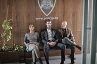 Das Mädchen aus Kyjiw – Die Ermittlerin Vesna (Sandra Loncarić, li.) und ihr Kollege Vladimir (Darko Milas, re.) wissen, dass sie ihrem Vorgesetzten Jakic (Mijo Jurisić, Mi.) nicht trauen dürfen.