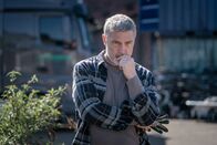 The Bay – Auch Ray (Vincent Regan), einem Freund der Familie des Opfers, geht der Verlust nahe. Er versucht, die Familie zu unterstützen, so gut er kann.