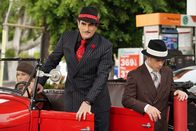 Modern Family – L-R: Claire Dunphy (Julie Bowen), Phil Dunphy (Ty Burrell), Luke Dunphy (Nolan Gould)