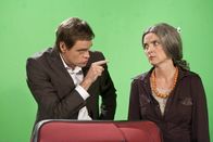 Switch Reloaded – (4. Staffel) - Bei "Switch Reloaded" bleibt niemand verschont: Professorin (Susanne Pätzold, r.) und Markus Lanz (Max Giermann, l.)