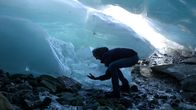 Die Geschichte des Essens mit Christian Rach – Schon Kaiser Nero trank gerne Sirup "on the rocks". Hier schl‰gt Christian Rach Eisbrocken aus dem Gletscher und tr‰gt sie, wie einst die Eisschnell-L‰ufer Roms, ins Tal Honorarfrei - nur f¸r diese Sendung bei Nennung ZDF und Axel LischkeSchon Kaiser Nero trank gerne Sirup "on the rocks". Hier schlâ€°gt Christian Rach Eisbrocken aus dem Gletscher und trâ€°gt sie, wie einst die Eisschnell-Lâ€°ufer Roms, ins Tal Honorarfrei - nur fÂ¸r diese Sendung bei Nennung ZDF und Axel Lischke