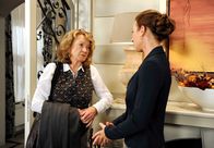 Rote Rosen – ARD ROTE ROSEN FOLGE 1845 Uhr im ERSTEN. Als Hannelore (Barbara Focke, l.) durch Carla (Maria Fuchs, r.) von Bens Vorwürfen erfährt, wird sie nachdenklich.